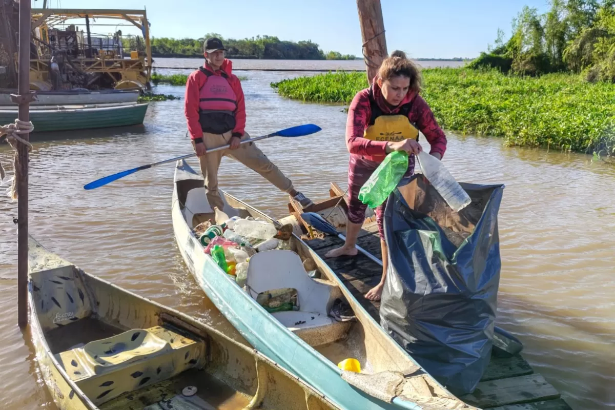La Escuela Municipal de Canotaje realiz&oacute; una jornada de limpieza del r&iacute;o Paran&aacute;