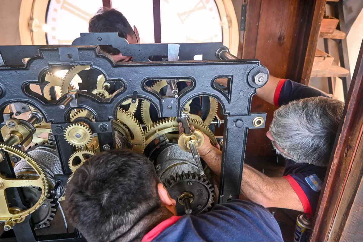 Entra en su etapa final la restauraci&oacute;n del hist&oacute;rico reloj del Palacio Municipal