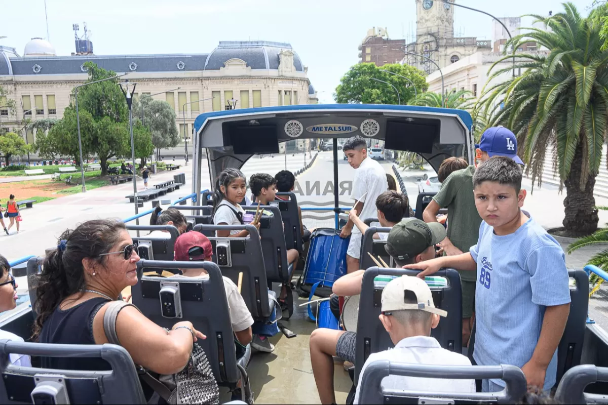 Alumnos de los Talleres Musicales disfrutaron de un paseo en el Bus tur&iacute;stico
