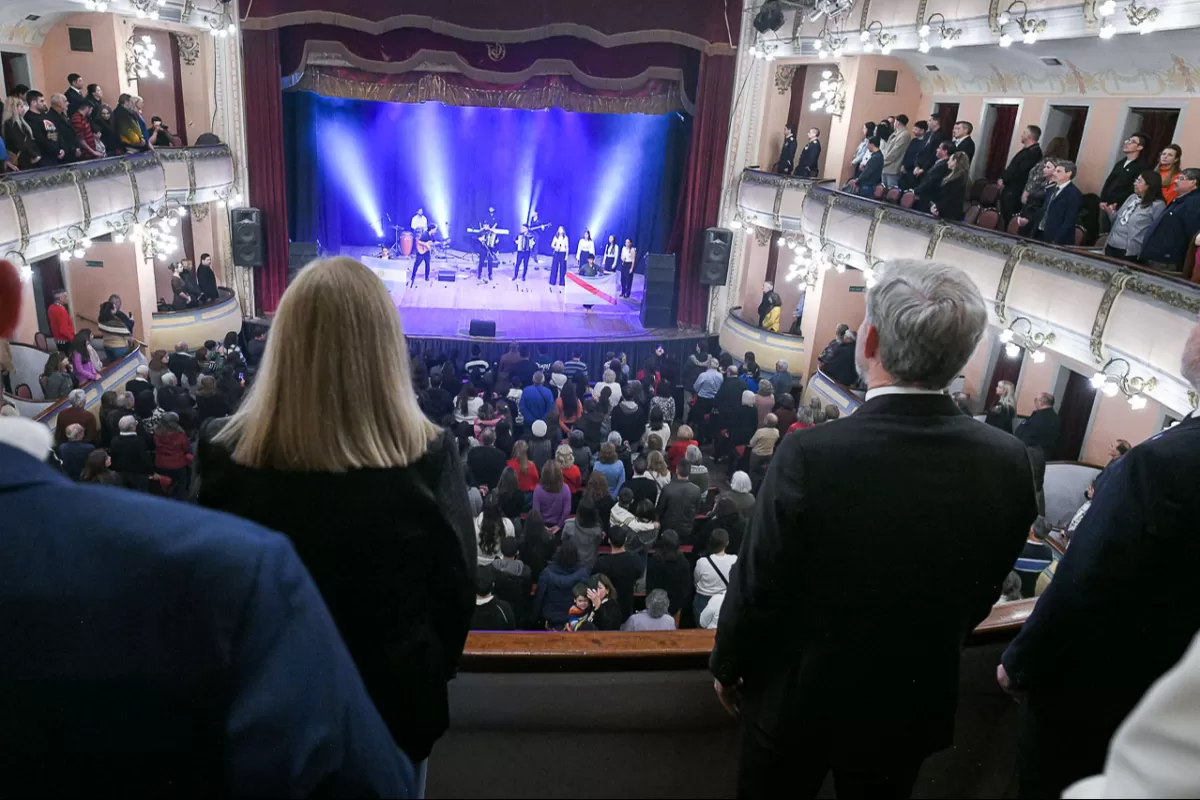 La Gala Patria por el 25 de Mayo se celebró con la propuesta artística de Cauce Litoral