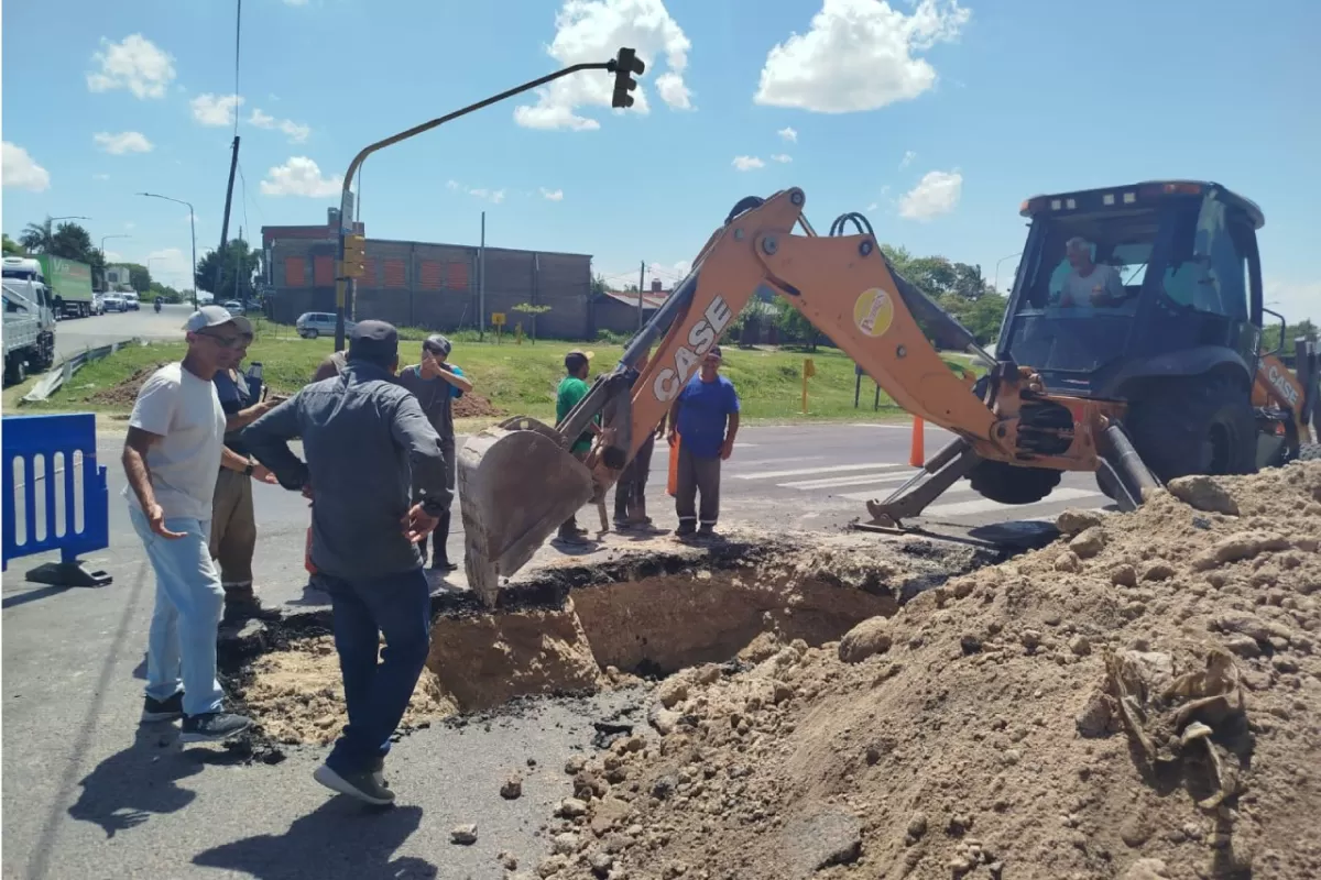 Reemplazaron un tramo de red de agua potable debajo de avenida Circunvalaci&oacute;n