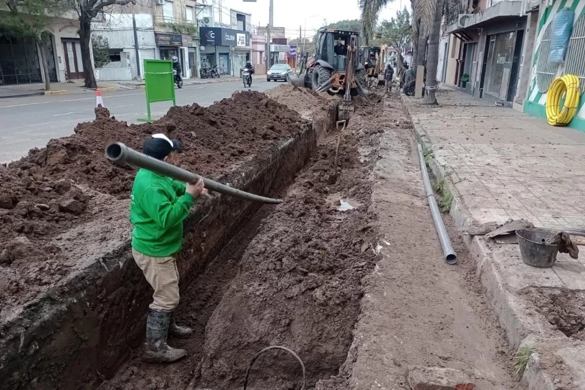 Contin&uacute;an los trabajos de renovaci&oacute;n de la red de agua potable en avenida Almafuerte
