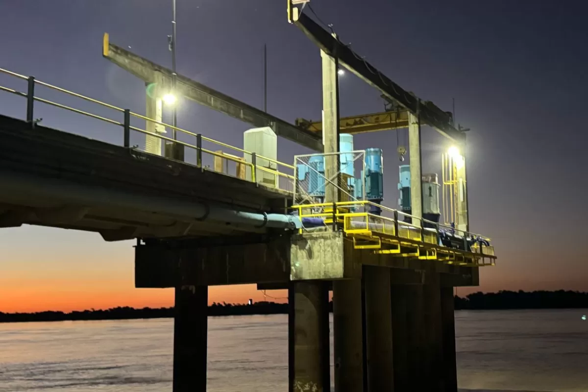 Realizan trabajos preventivos de mantenimiento en el muelle de la Toma Nueva
