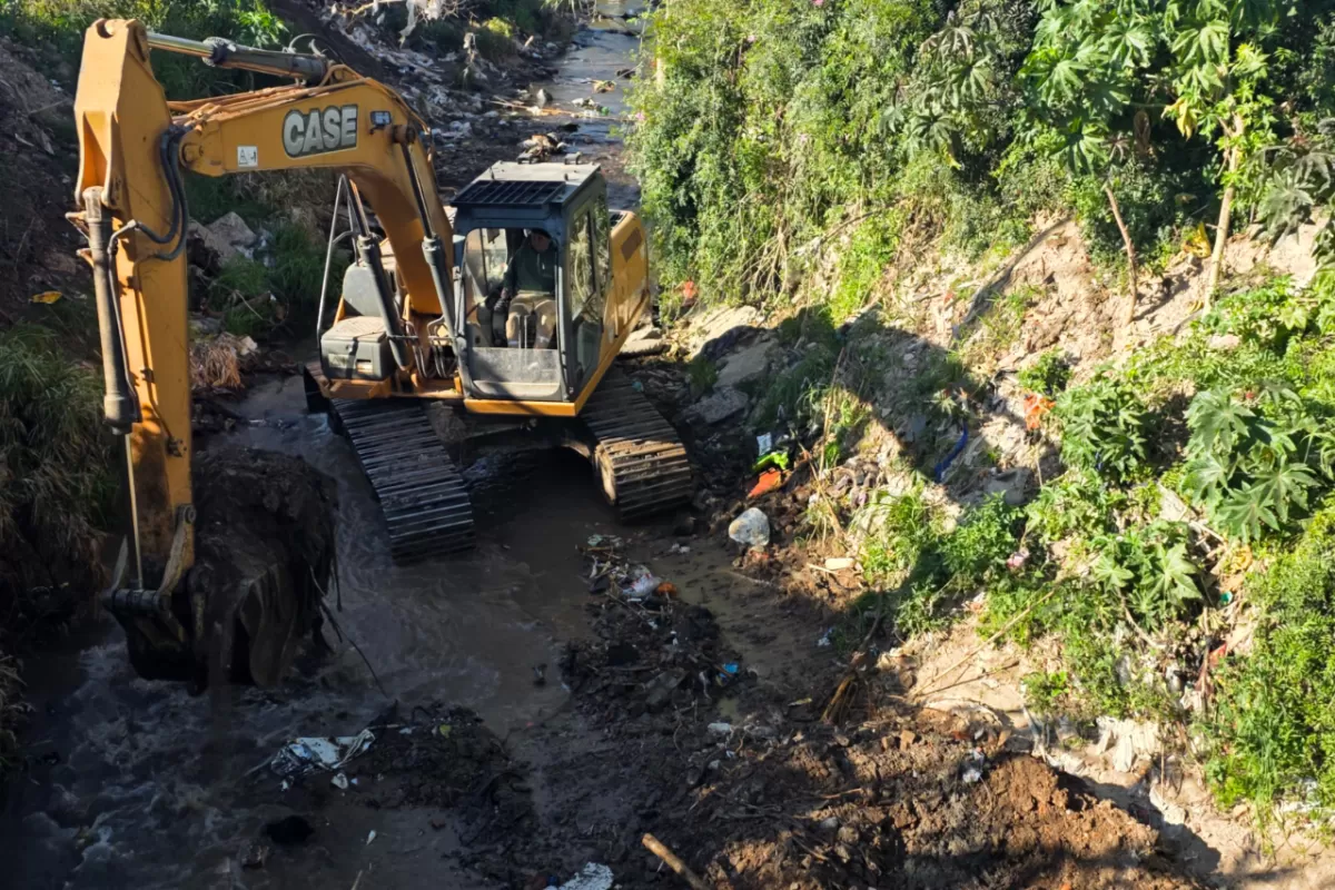 El Municipio despleg&oacute; un operativo de limpieza y saneamiento sobre el arroyo Colorado