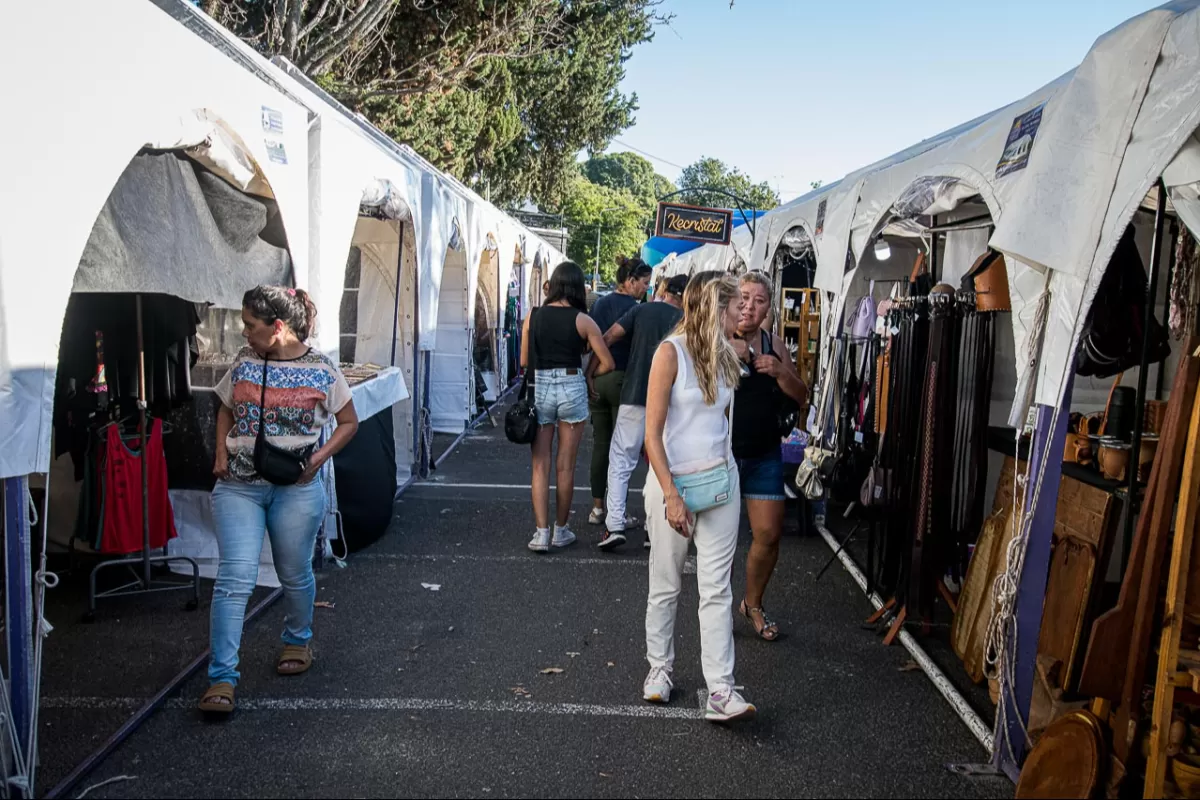 Paran&aacute; palpita la Semana Santa: abri&oacute; la feria de emprendedores y gastronom&iacute;a en la costanera