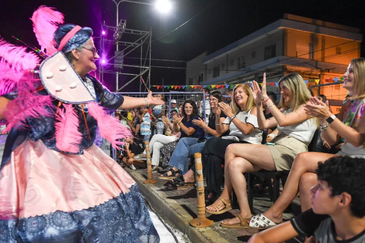 Vecinos y turistas vivieron la primera noche de los carnavales oficiales en la ciudad