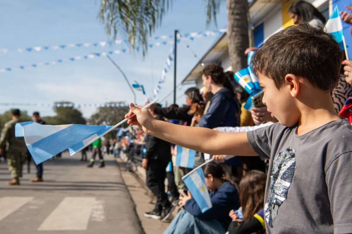 Cientos de vecinos participaron de la celebraci&oacute;n por el D&iacute;a de la Independencia