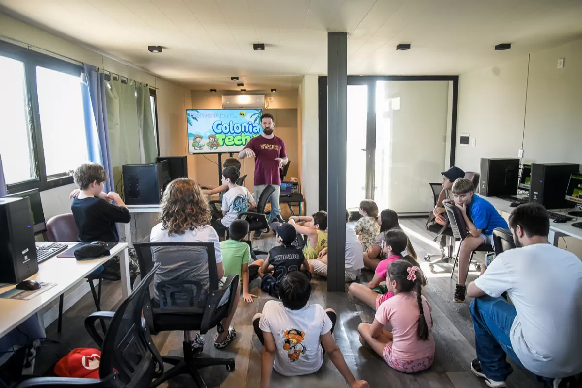Con m&aacute;s de 300 inscriptos, comenz&oacute; la Colonia Tech