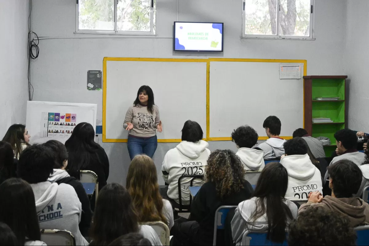Con visitas a escuelas secundarias, comenzó el taller “Hablemos de Democracia”