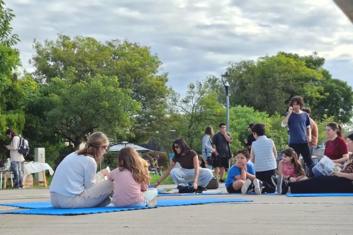 El Picnic Literario volvi&oacute; a convocar a vecinos en el Parque Lineal Sur