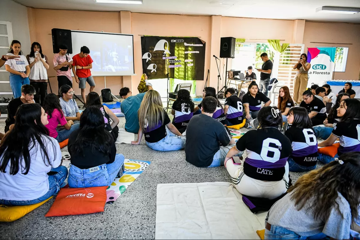 Jóvenes de la ciudad participaron de una jornada por la democracia