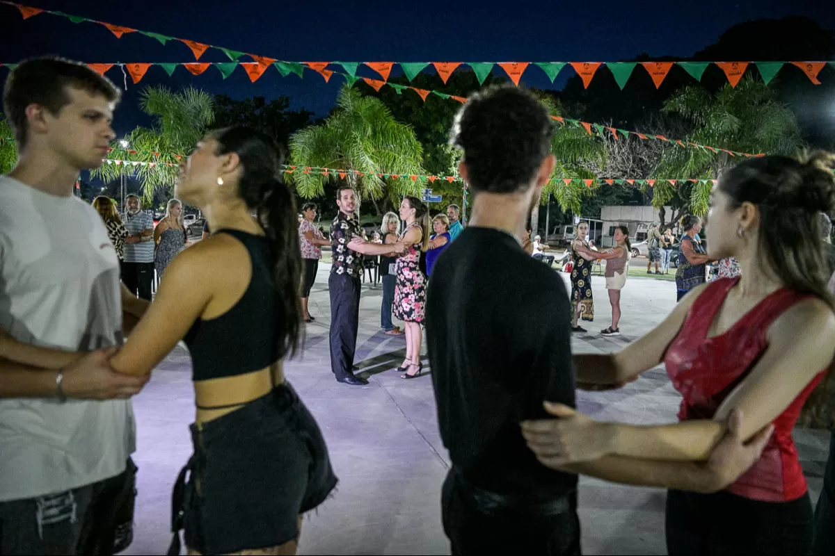 Arranc&oacute; la Milonga Abierta en la Plaza de las Naciones