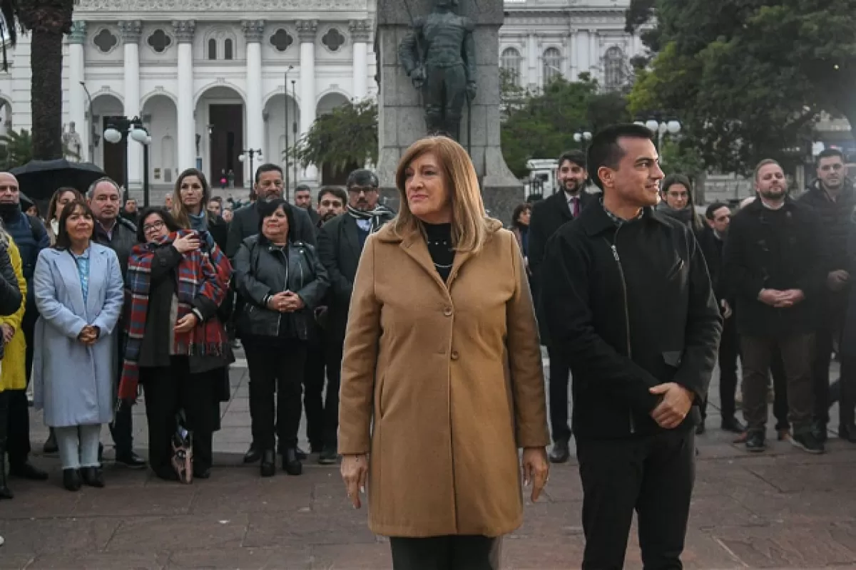 Paraná cumple 211 años: izaron la bandera Argentina en la Plaza 1º de Mayo