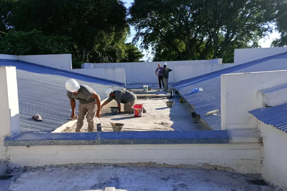 Mejoran condiciones edilicias para resolver filtraciones en una escuela de la ciudad