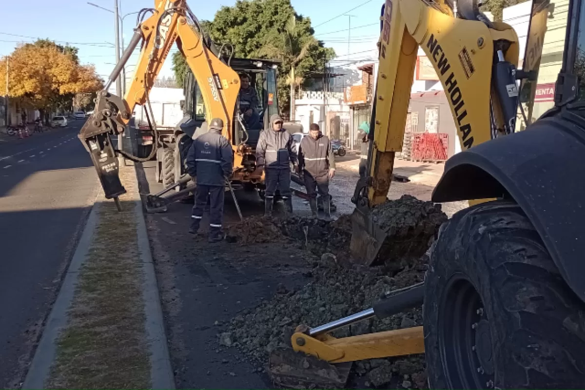 Reparan cañerías de agua potable en las avenidas Ramírez y Almafuerte