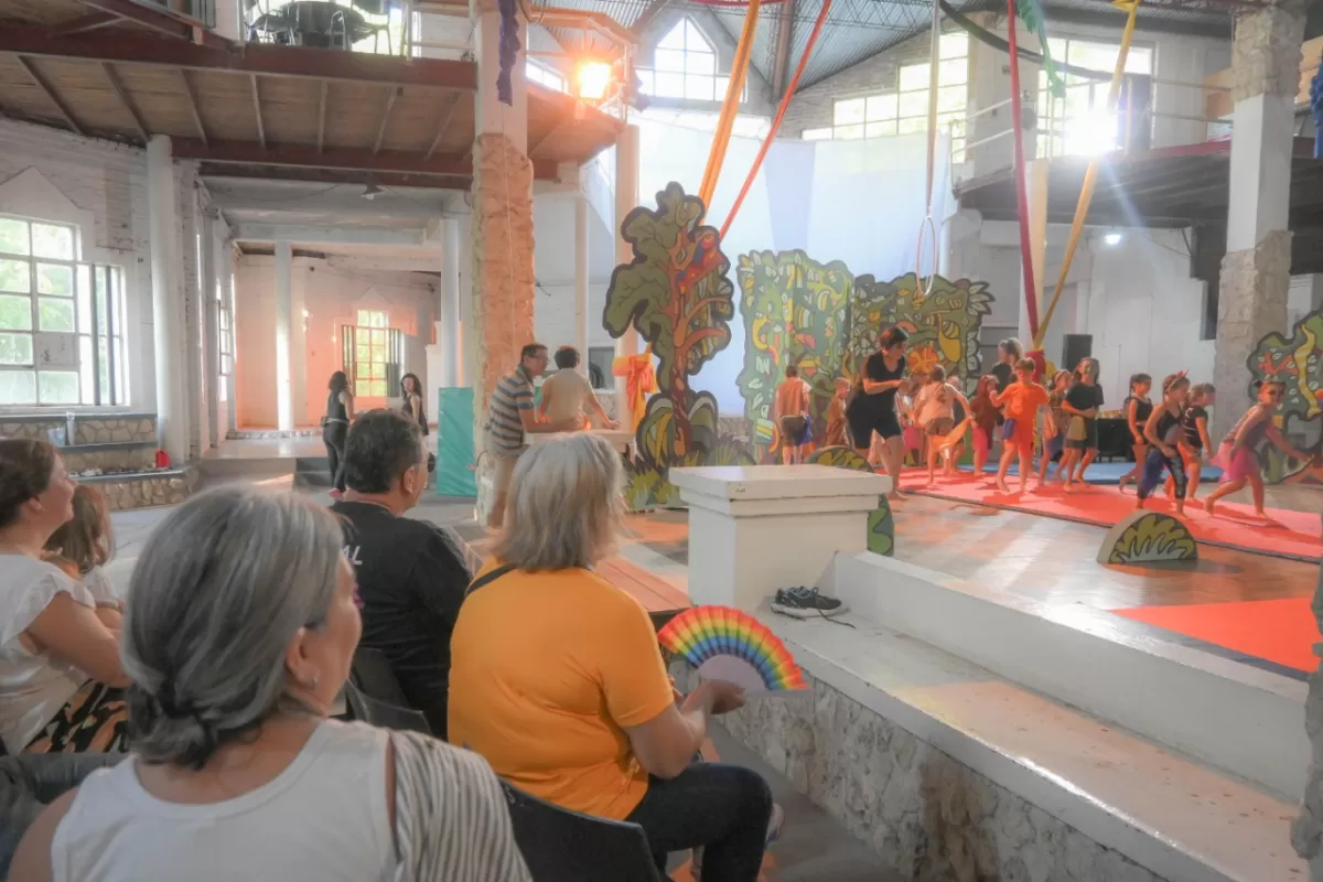 La Escuela Municipal de Circo Larrisa ofrece una propuesta de formación integral para infancias y adultos
