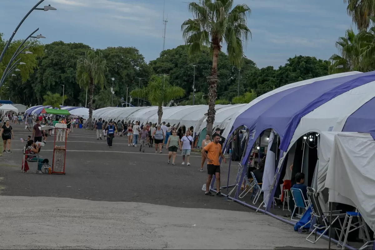 Miles de personas pasaron por la feria de emprendedores y gastronom&iacute;a en la costanera