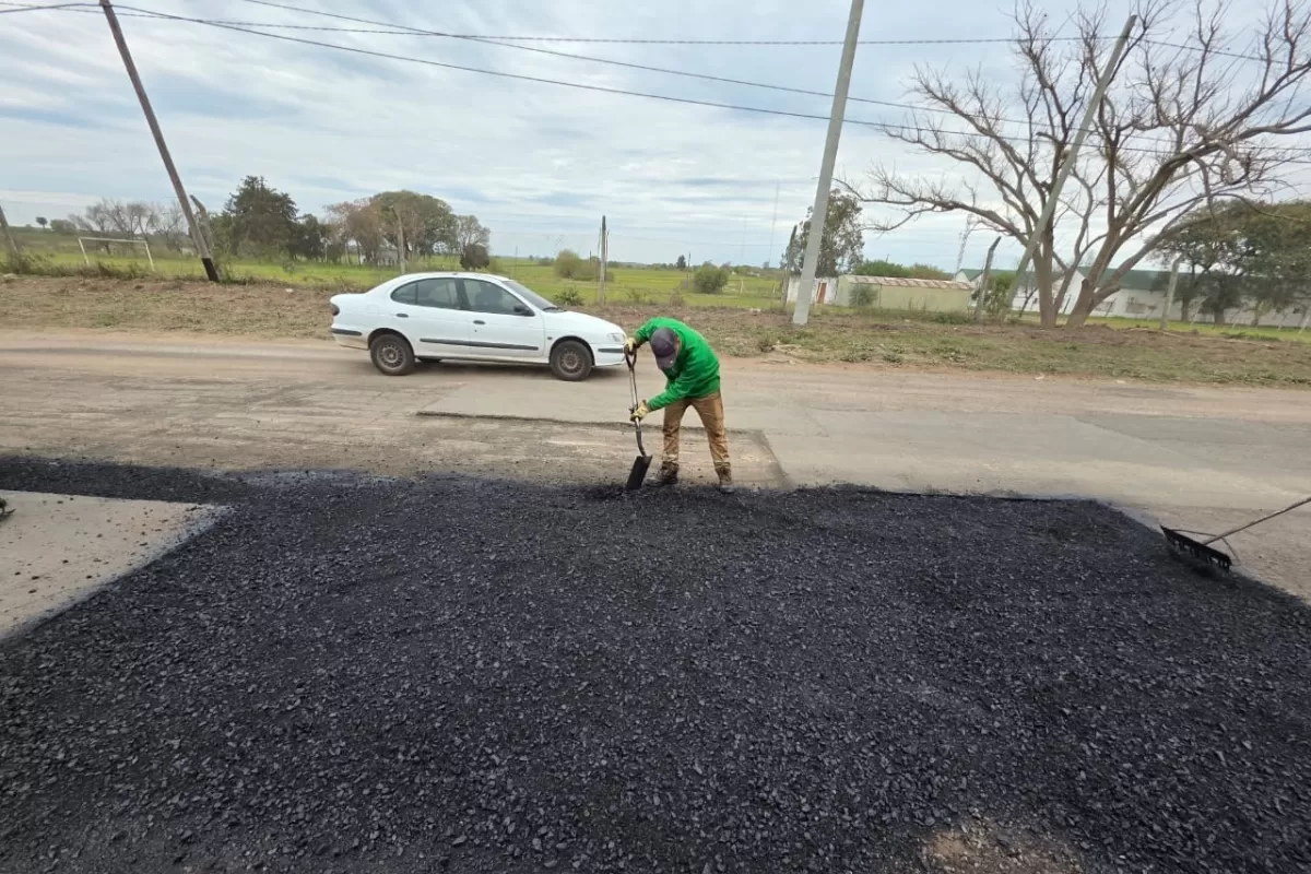 La Municipalidad mejora la transitabilidad con trabajos de bacheo en avenida Newbery