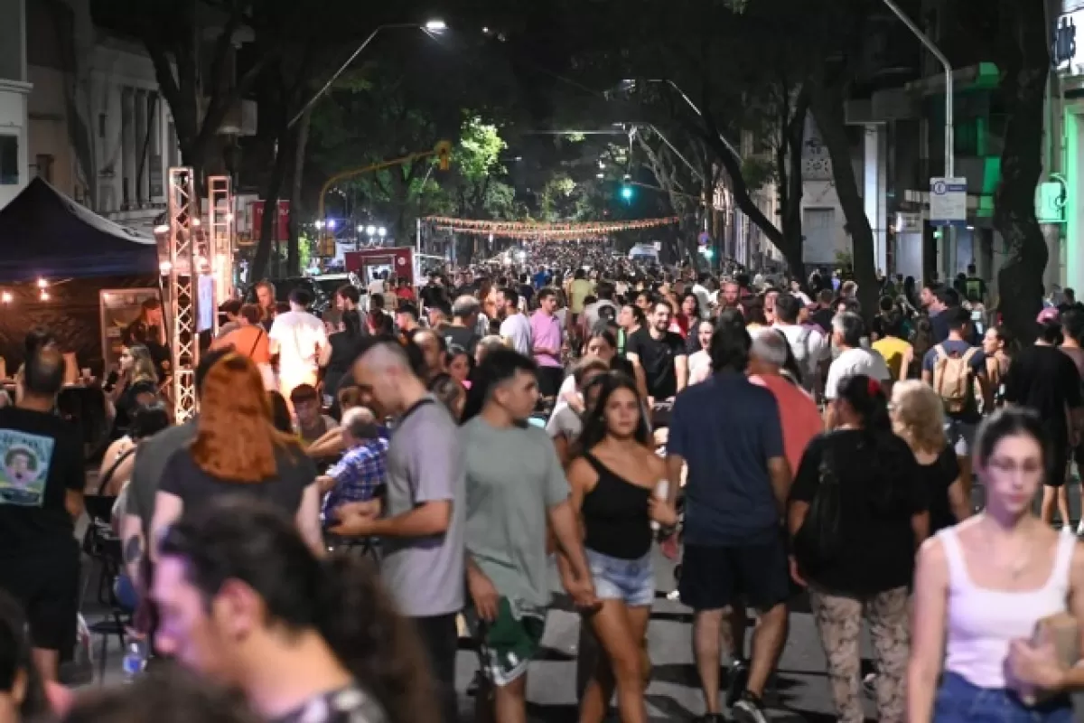 Invitan a disfrutar una propuesta comercial, cultural y gastronómica en calle 25 de Mayo