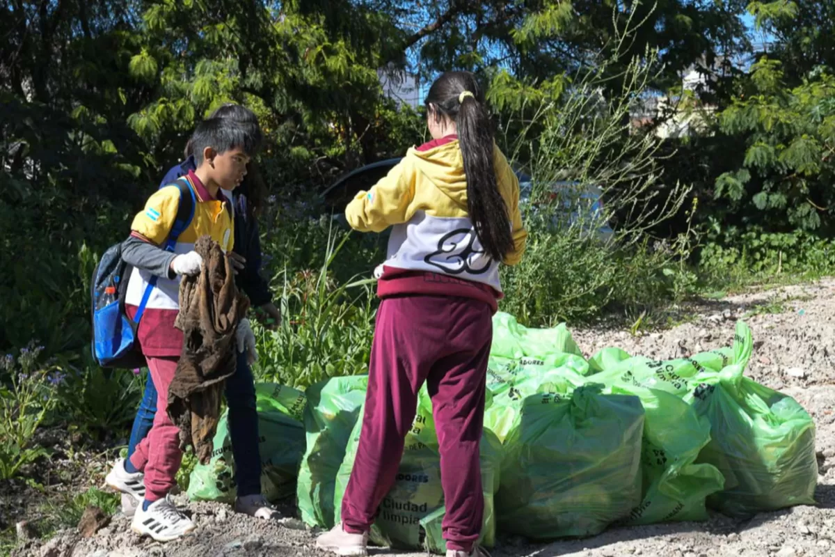 Se realizó una nueva jornada de limpieza del arroyo La Santiagueña