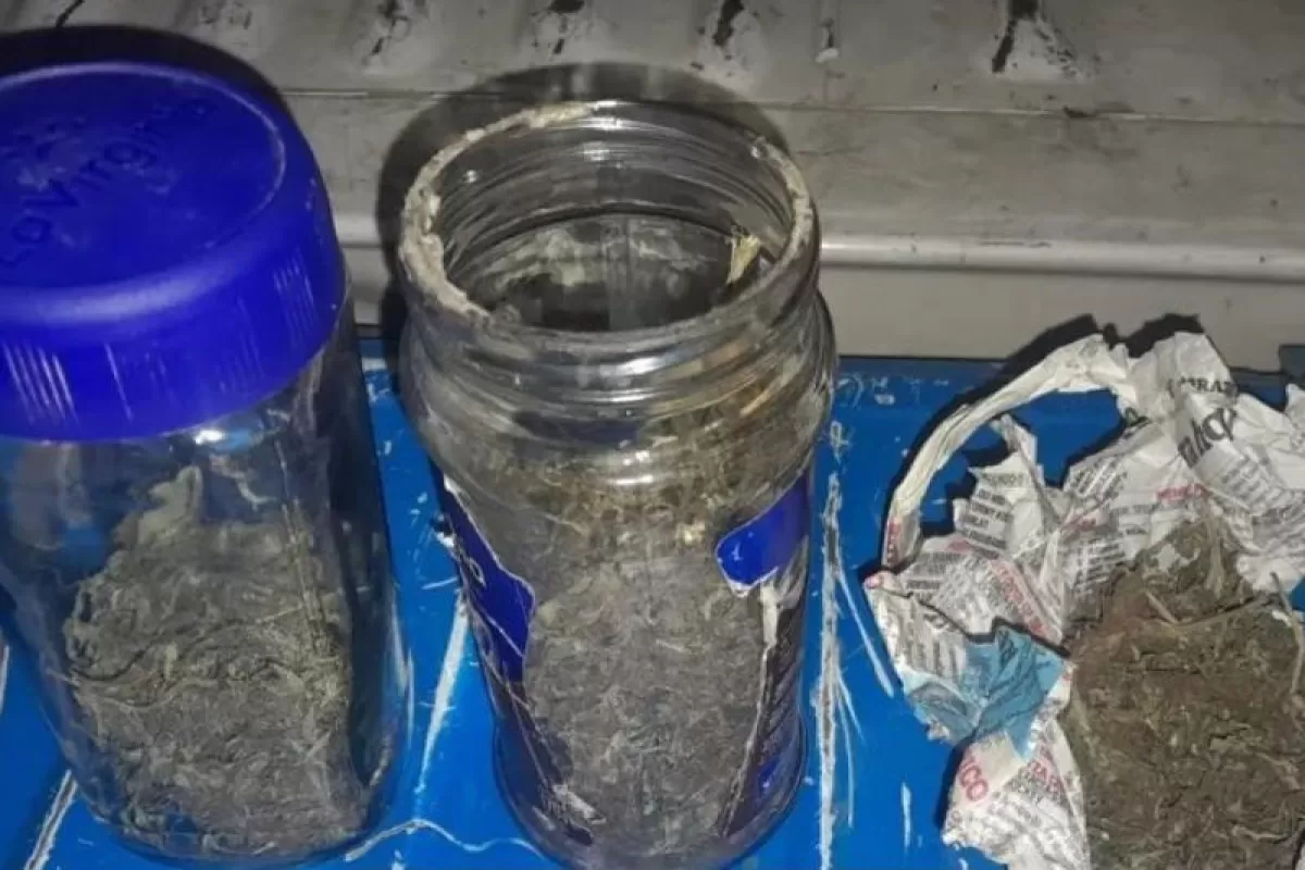 La Policía le secuestró frascos con marihuana a un grupo de jóvenes
