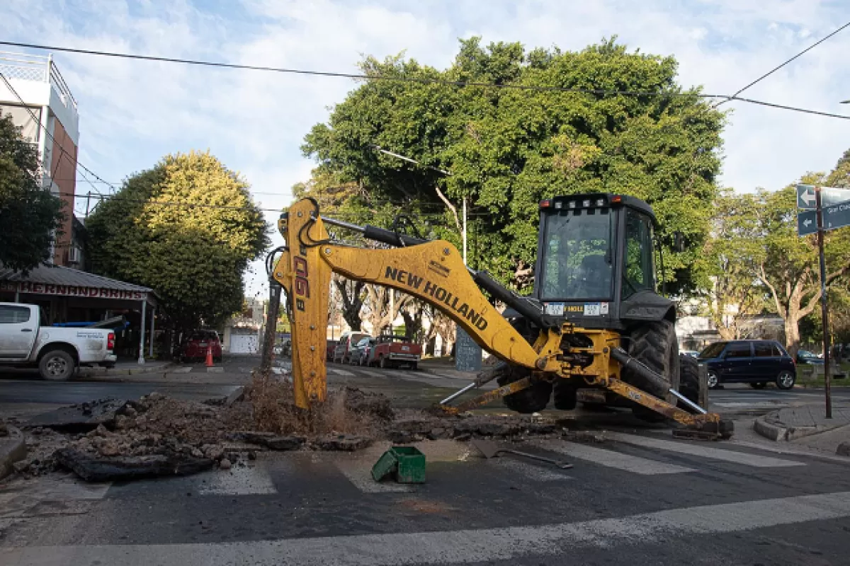 Interrumpen el tránsito en calle Gran Chaco para reparar una cañería de agua