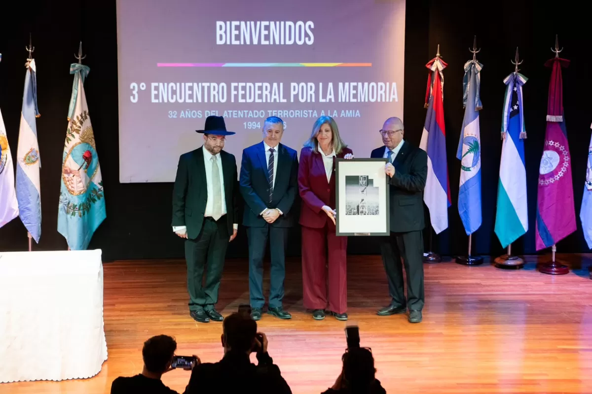 Paran&aacute; suscribi&oacute; un compromiso con AMIA por la memoria y contra la impunidad