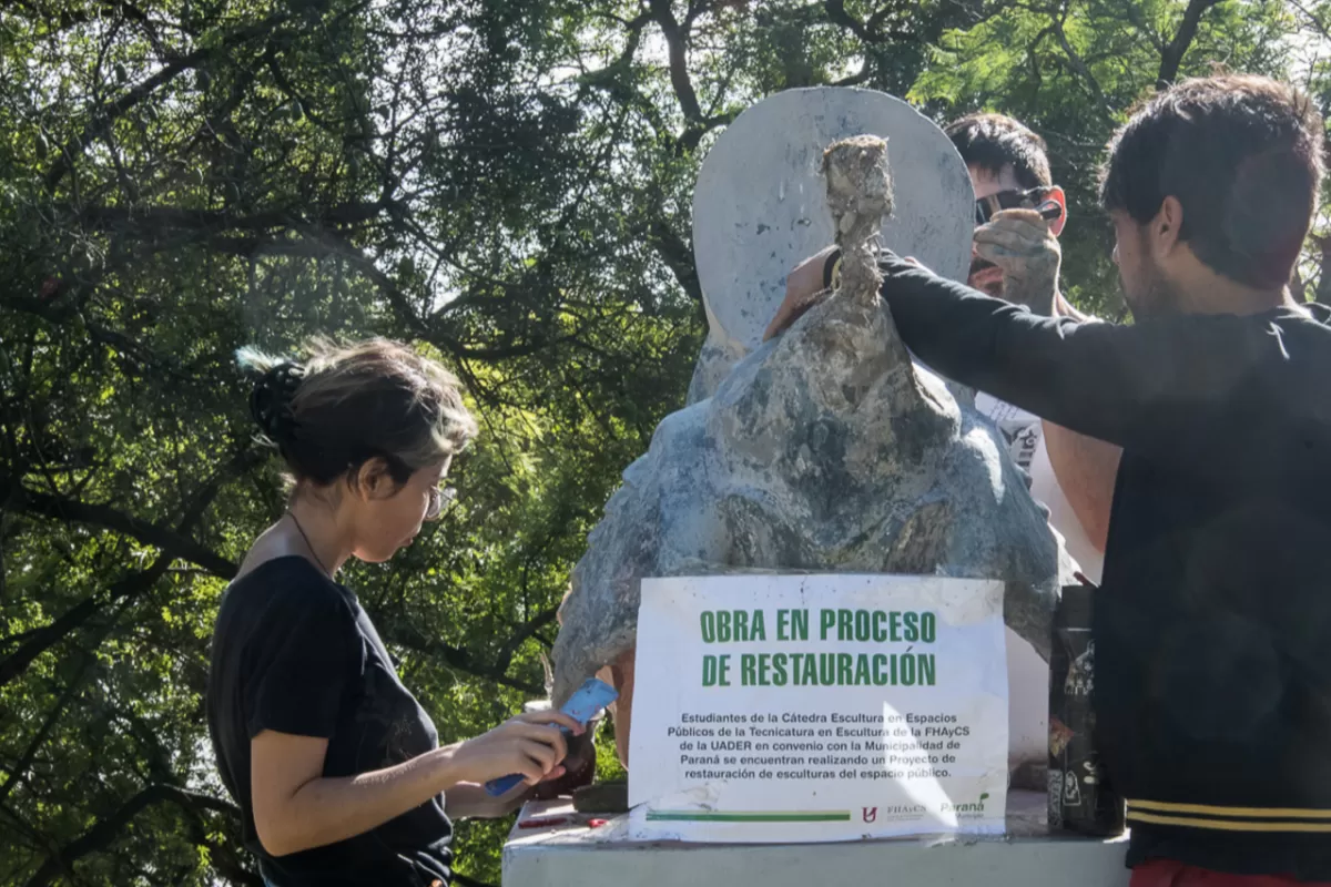 Etapa final de la puesta en valor de las esculturas en el Parque Urquiza