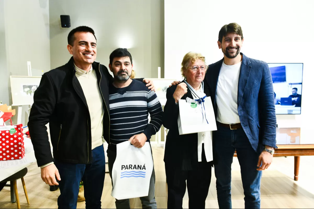 Entregaron diplomas a trabajadores que concluyeron sus estudios secundarios