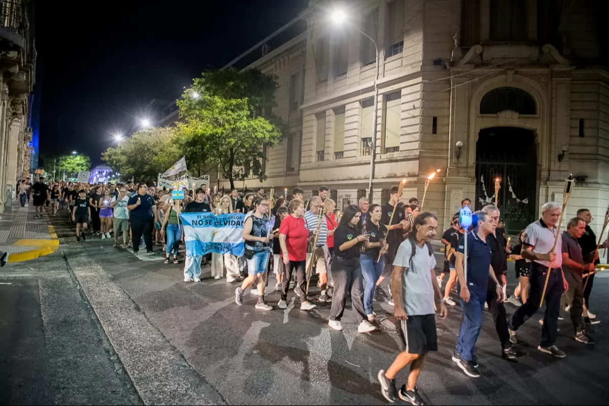 Se realiz&oacute; la Marcha de Antorchas y la tradicional Vigilia para conmemorar el 2 de abril