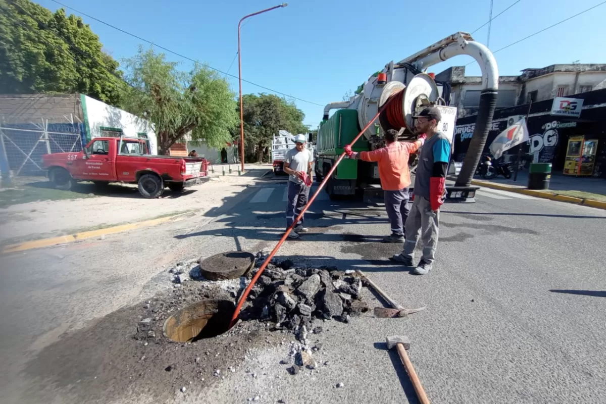Realizan operativos de mantenimiento y reparación del servicio cloacal en distintos barrios