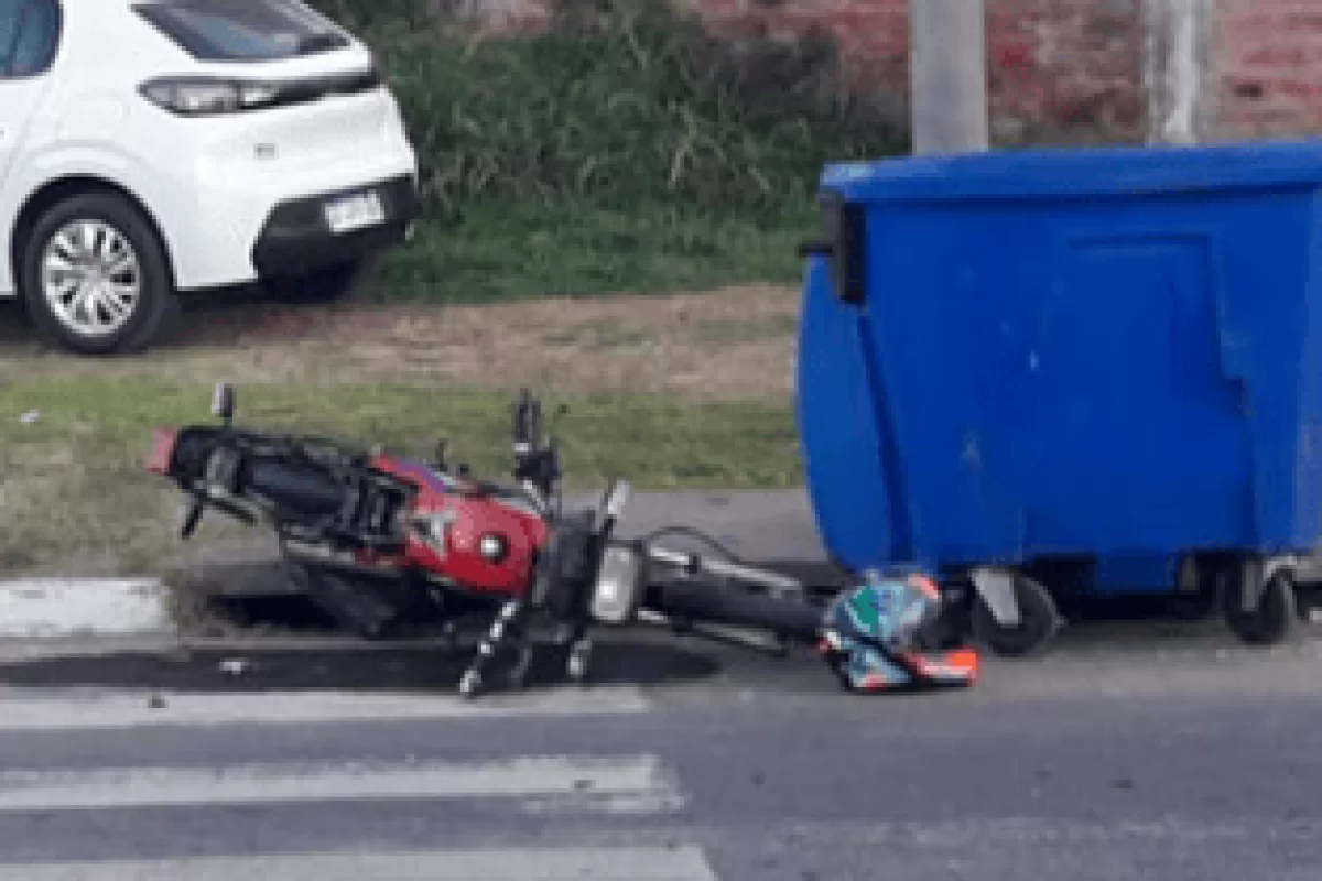 Un motociclista fue hospitalizado tras chocar contra un auto en Paraná