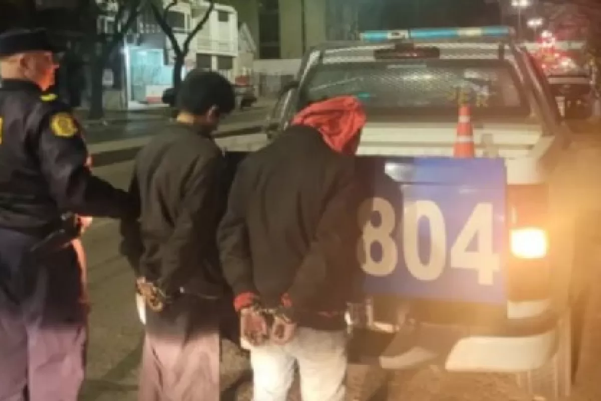 Les picaba el bagre, pero los pescó la policía: dos indigentes trataron de robar en una conocida pizzería de la ciudad