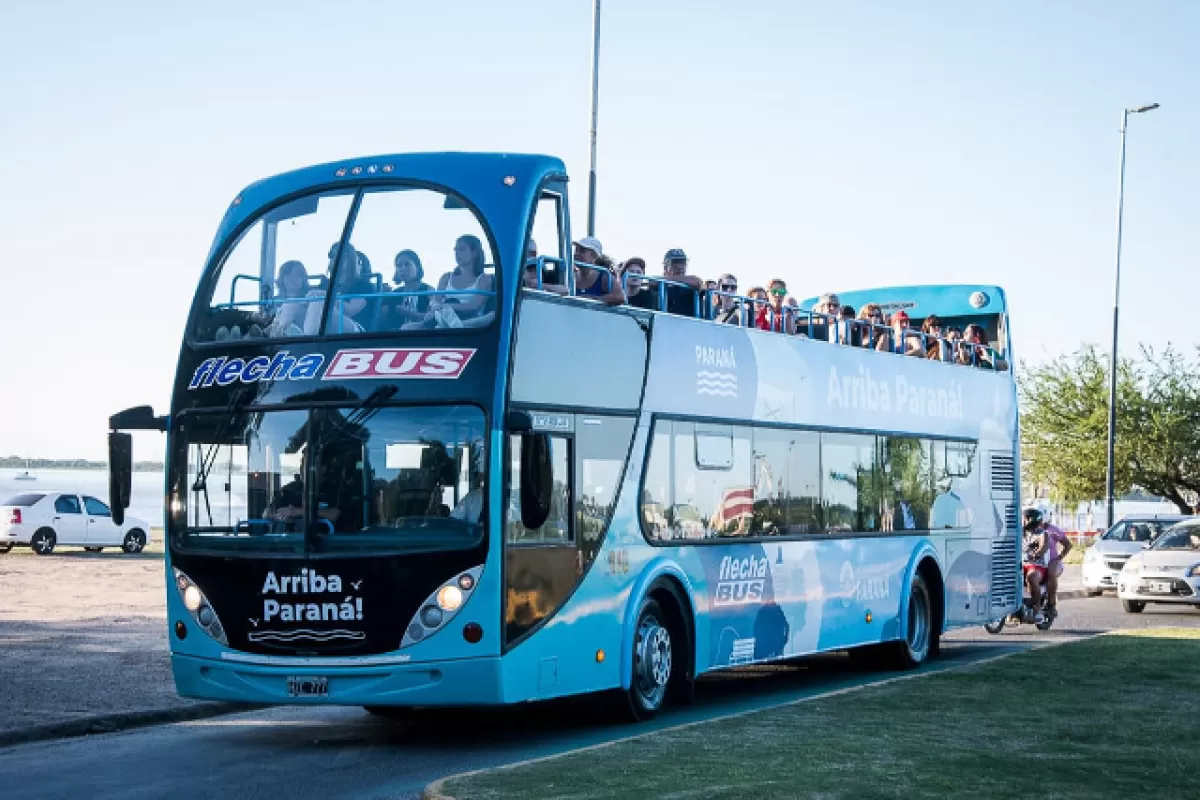 Vecinos y turistas disfrutan de los paseos en el Bus Turístico en Paraná