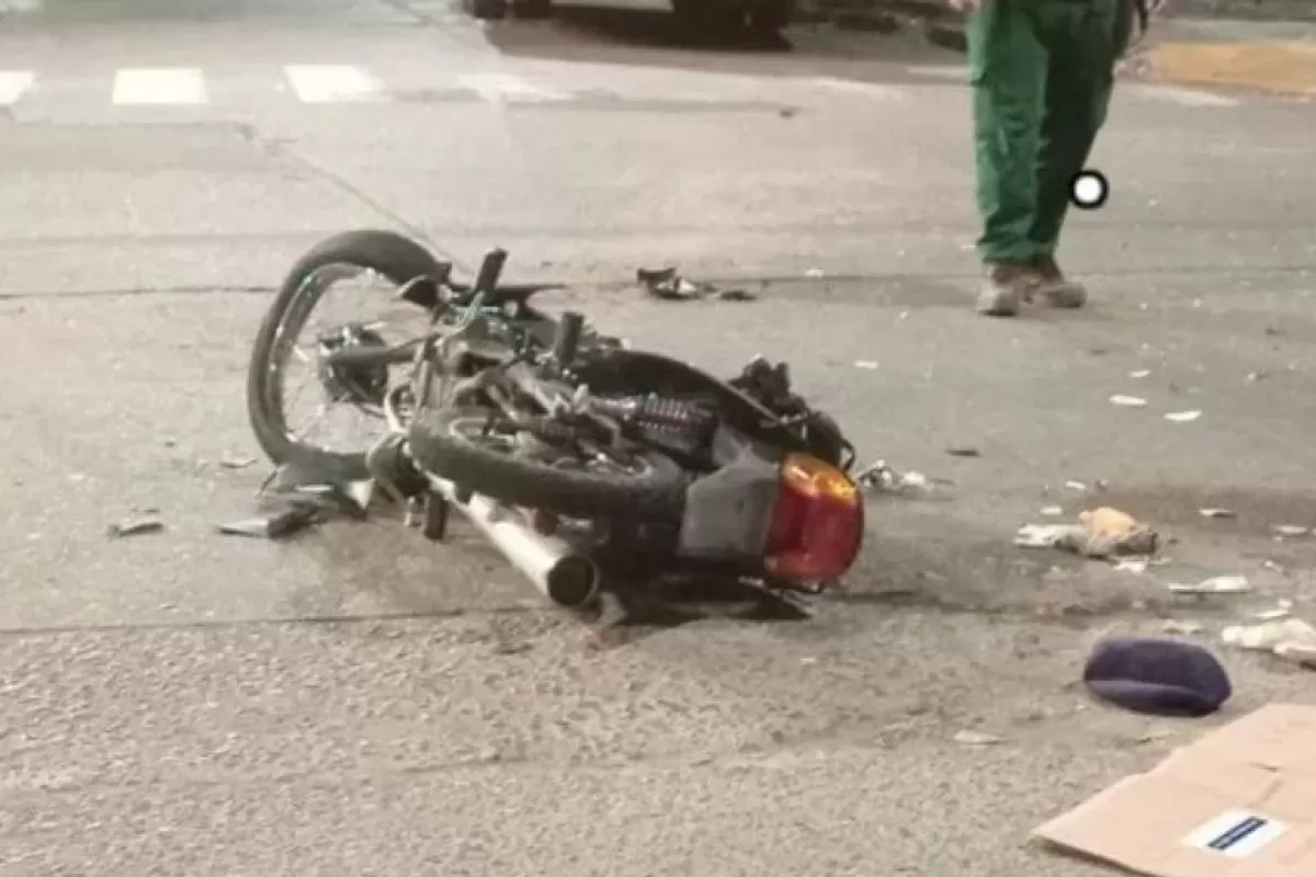 Dos motociclistas tuvieron que ser hospitalizadas tras chocar contra un colectivo
