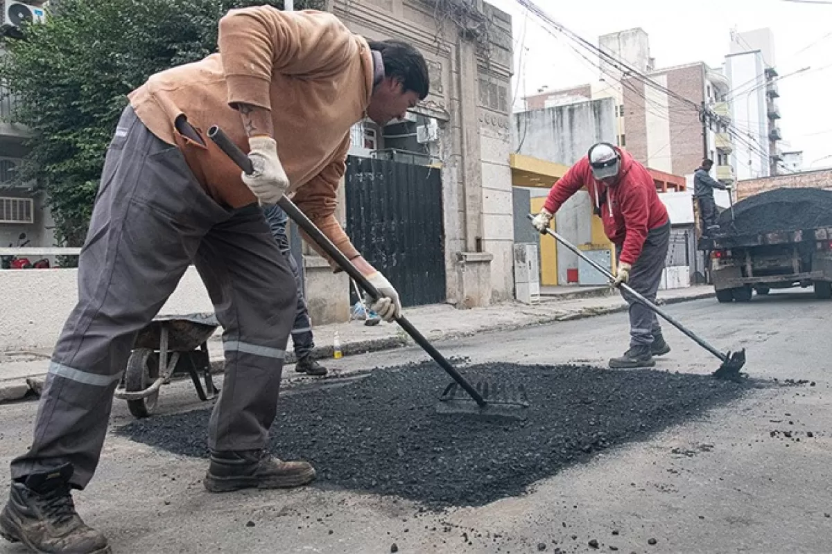 Se realizan obras de bacheo en diversas calles de la ciudad