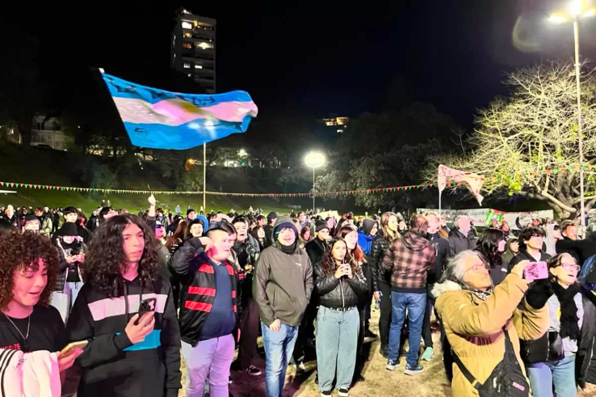Paran&aacute; vivi&oacute; una noche de m&uacute;sica y arte en homenaje al Indio Solari