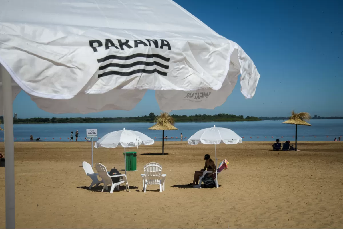 La Municipalidad habilit&oacute; el servicio de sombrillas y reposeras en el balneario Thompson