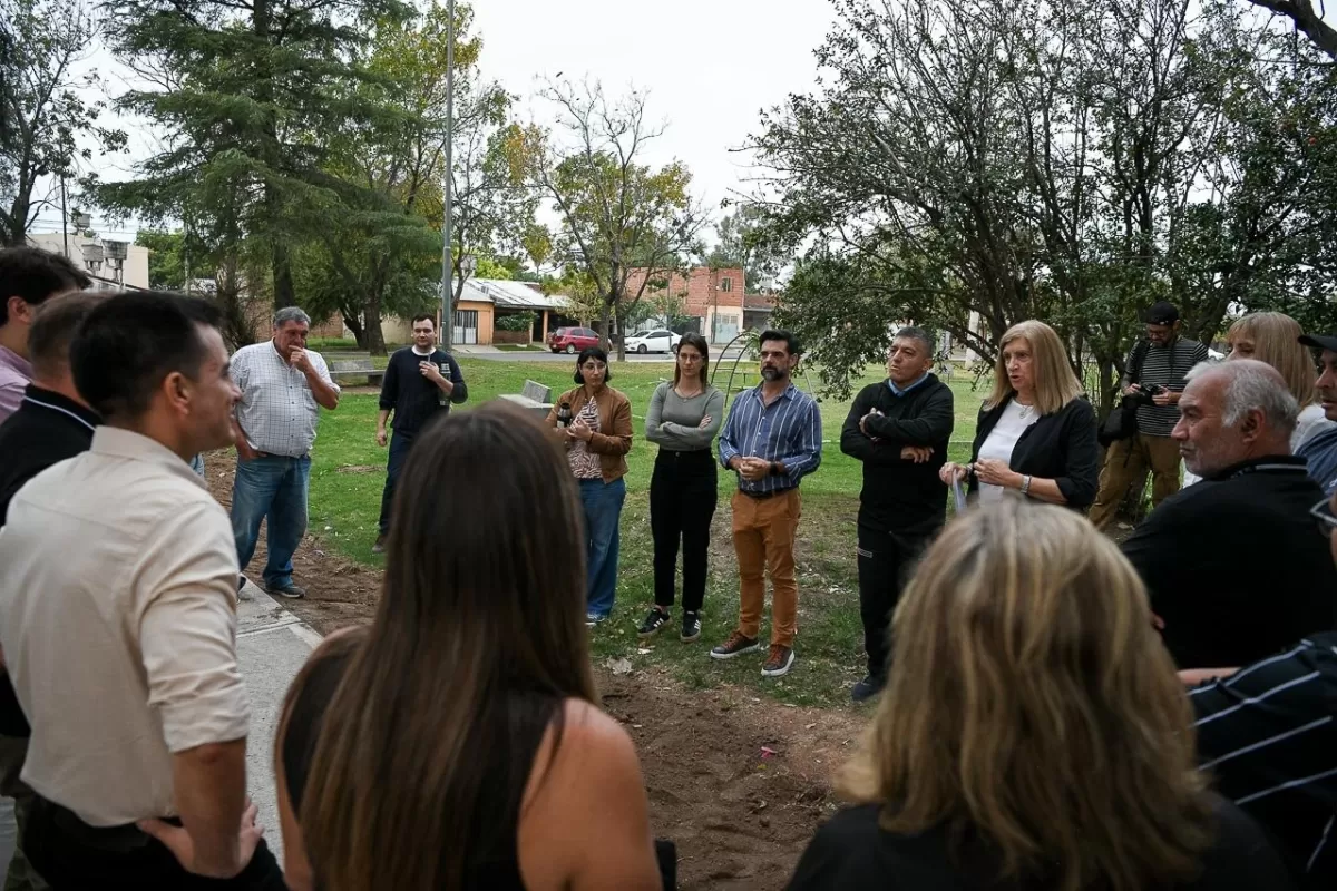 Realizan obras y proyectan mejoras en la plaza Héroes de Malvinas: Romero recorrió los trabajos
