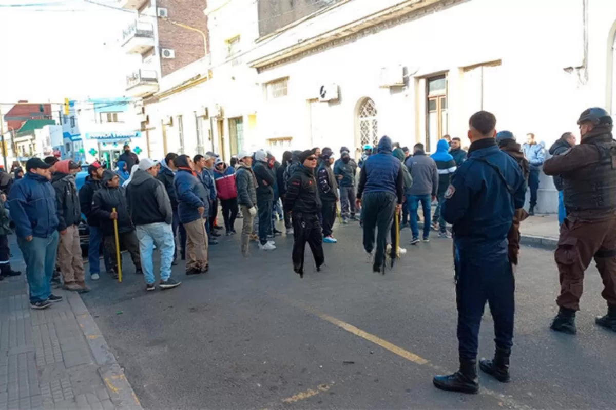 Violenta usurpación produjo disturbios y destrozos en la sede de UOCRA