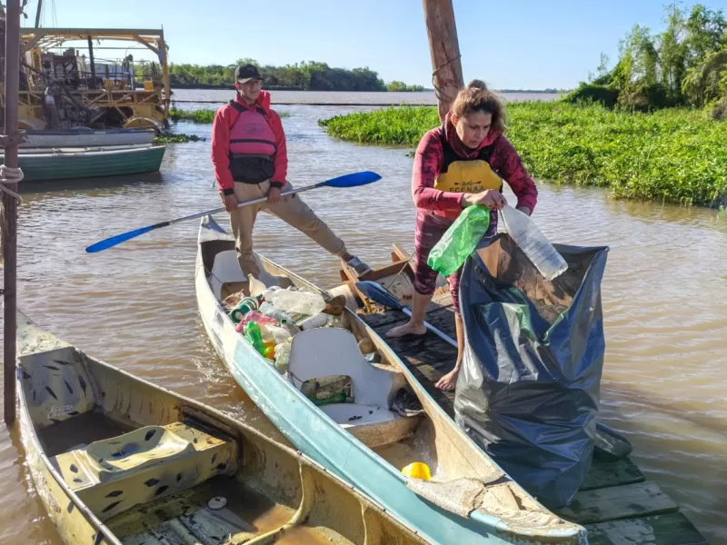 La Escuela Municipal de Canotaje realiz&oacute; una jornada de limpieza del r&iacute;o Paran&aacute;