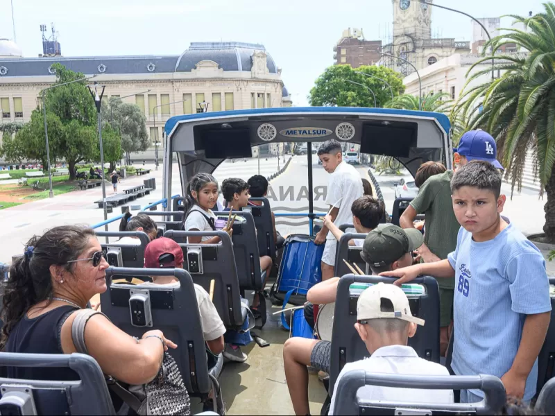 Alumnos de los Talleres Musicales disfrutaron de un paseo en el Bus tur&iacute;stico