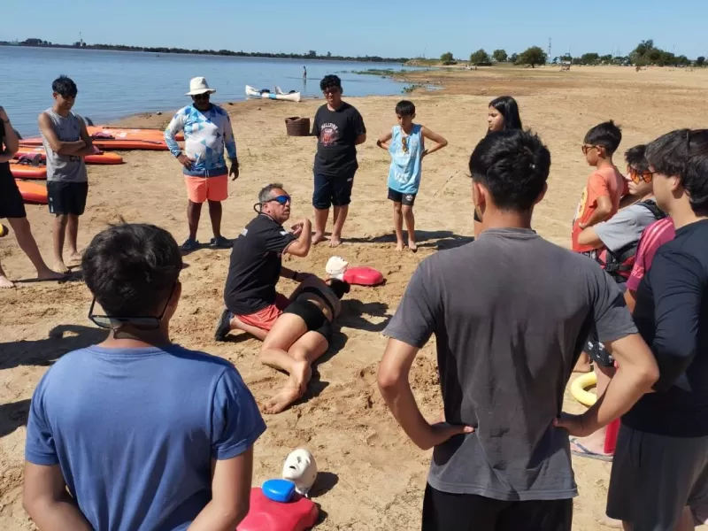 Realizan capacitación de RCP y técnicas de rescate en río para integrantes de las Escuelas Municipales de canotaje y SUP