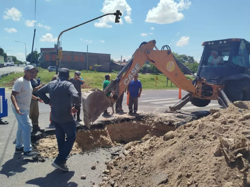 Reemplazaron un tramo de red de agua potable debajo de avenida Circunvalaci&oacute;n