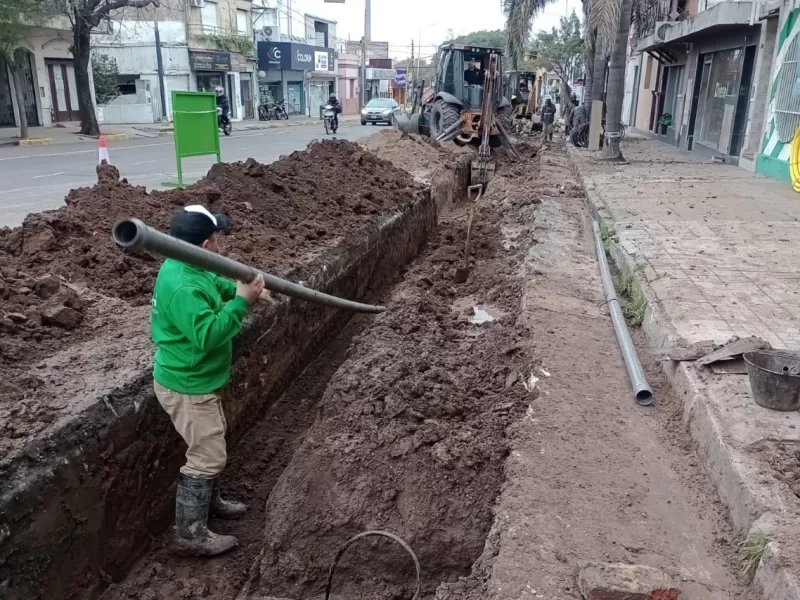 Contin&uacute;an los trabajos de renovaci&oacute;n de la red de agua potable en avenida Almafuerte
