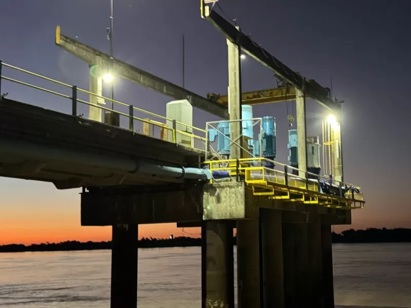Realizan trabajos preventivos de mantenimiento en el muelle de la Toma Nueva