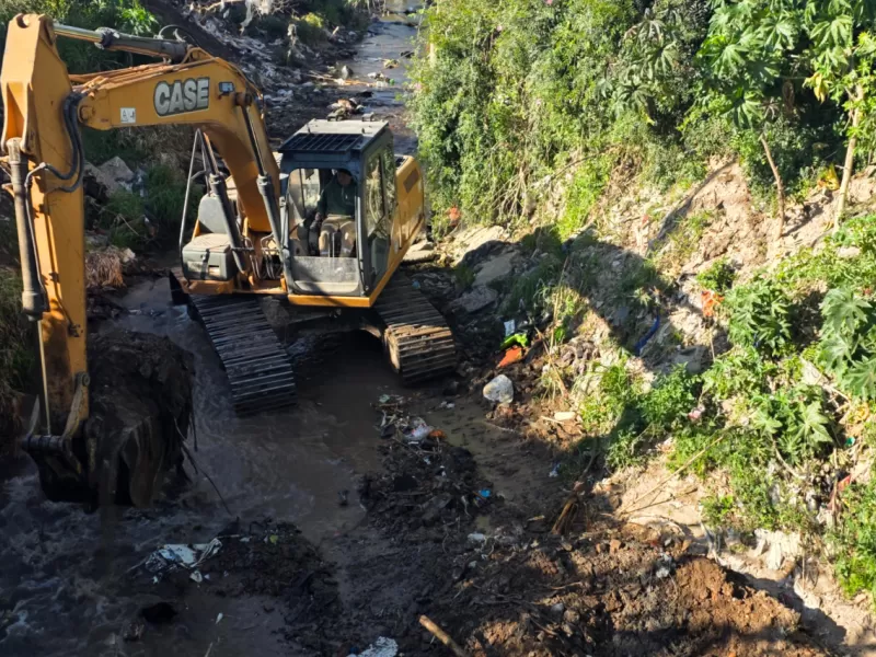 El Municipio despleg&oacute; un operativo de limpieza y saneamiento sobre el arroyo Colorado