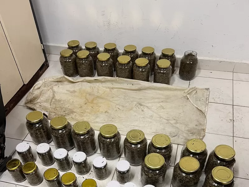Incautaron más de 40 frascos con marihuana en un barrio de la ciudad