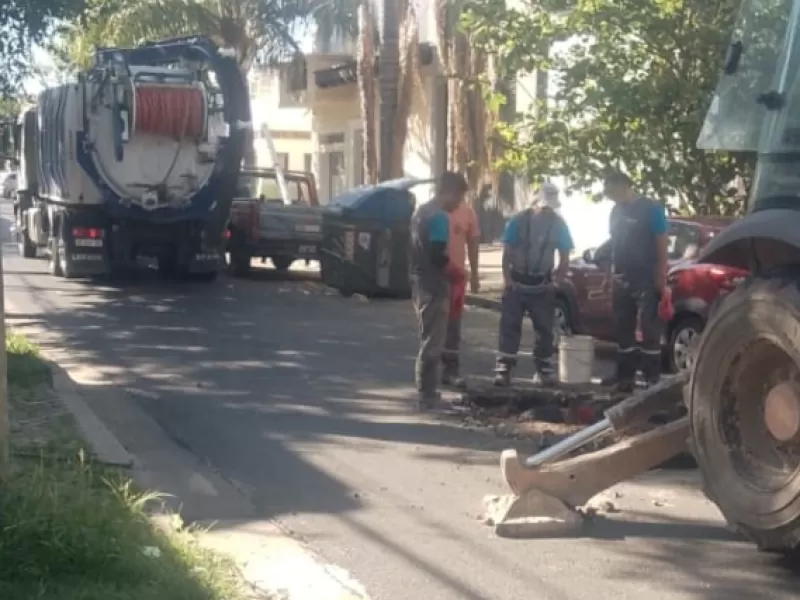 Realizan obras en la red colectora cloacal de calle Feliciano