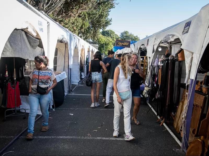 Paran&aacute; palpita la Semana Santa: abri&oacute; la feria de emprendedores y gastronom&iacute;a en la costanera